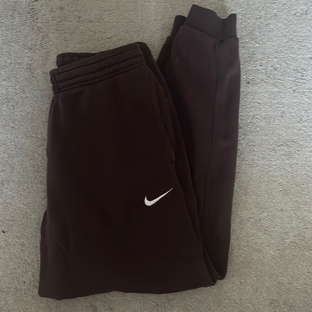 Brown Nike women’s small sweatpants